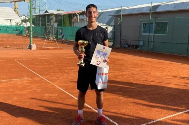 Leon Nikolić nastavlja da niže pehare